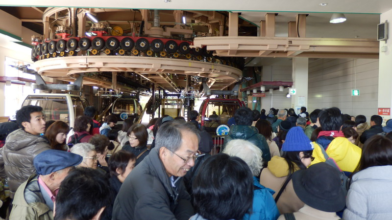 Another crowded queue, this time for the ropeway.
