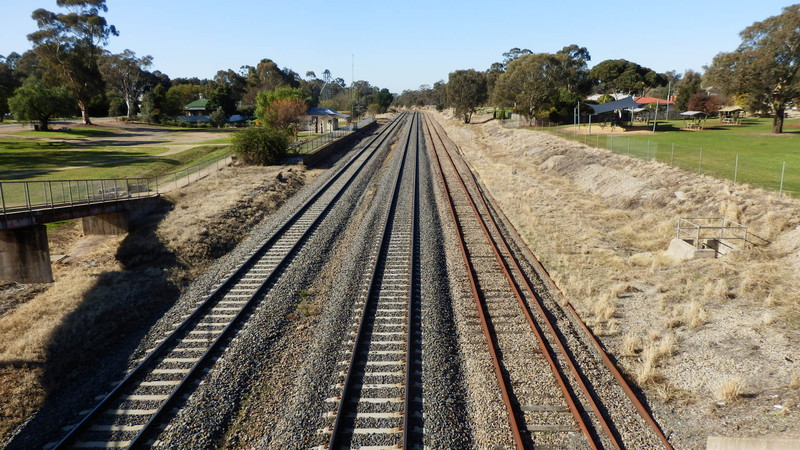 The main Melbourne to Sydney rail line bisects Glenrowan.