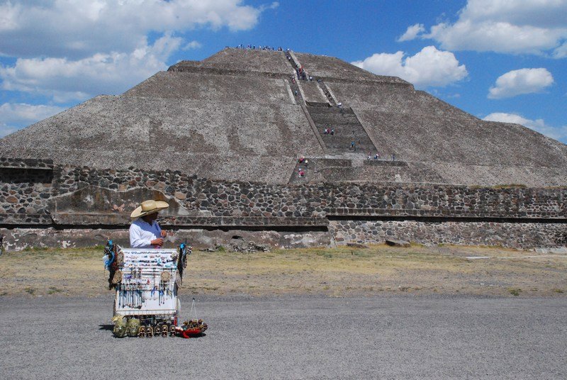 Jewelery seller in front of the Pyramid of the Sun