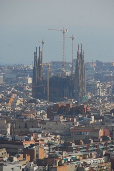 The Temple Expiatori de la Sagrada Familia from afar.