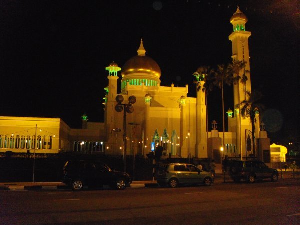 Omar Ali Saifuddin Mosque at night