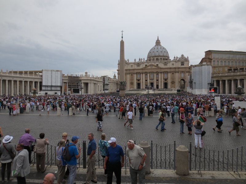 Vatican mass crowd