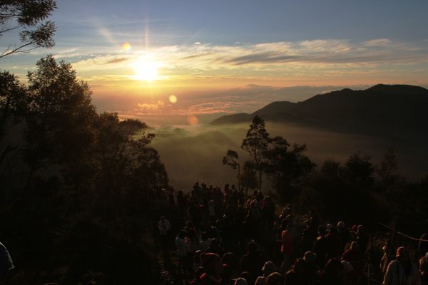 There's a lot of people at Mt. Sikunir that want to see this sunrise