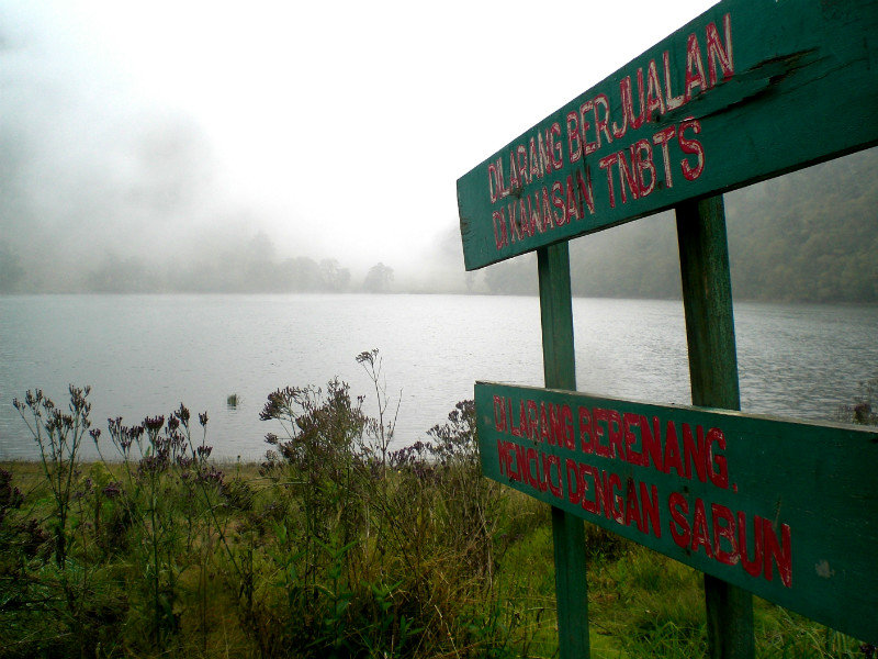 Sign board at Ranu Kumbolo lake