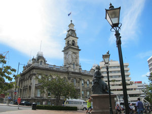 Dunedin Municipal Chambers & Robert Burns Statue