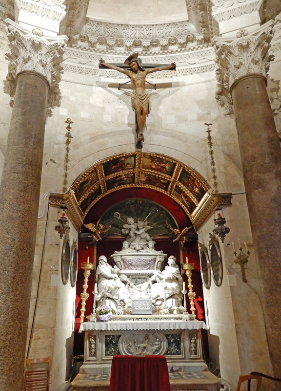 Side altar 