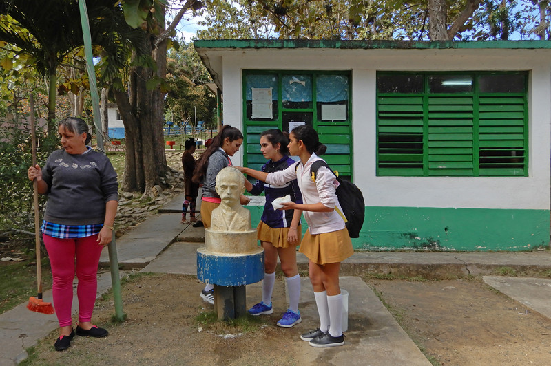 Cleaning the school by students and teachers 
