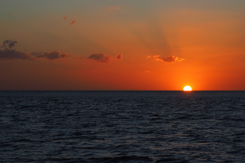 Sun sinks into Bahía de Casilda 