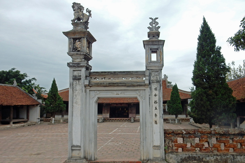 Gate into Duong Lam Village