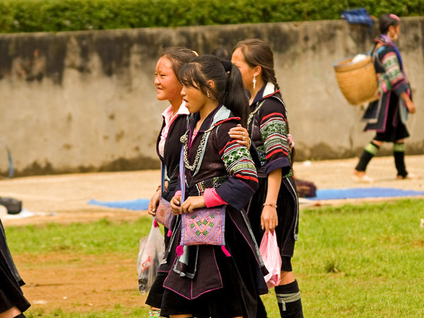 Hmong girls on the market