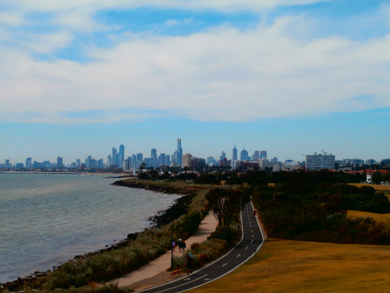 Strandpromenade und Skyline von Melbourne