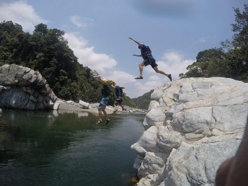 rafting and rock jumping at Río Cangrejal