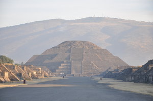 Looking down the ´Road of the Dead´ towards the moon pyramid