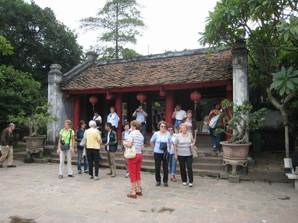 Entering the Temple of Literature by the "Gate of Great Synthesis"