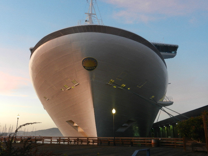 Groot cruiseship bij Fisherman's Wharf (2)