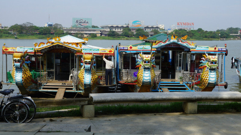 kleurrijke bootje op de 'Parfume rivier' in Hué
