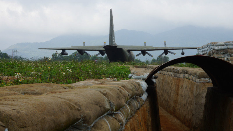 loopgraven en gerestaureerde C-130