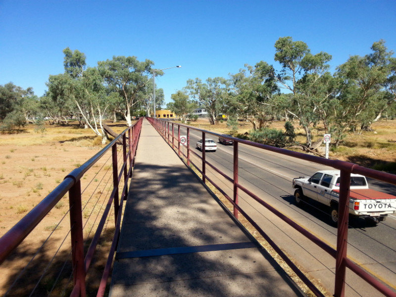 brug over de droge rivier in het saaie Alice Springs 