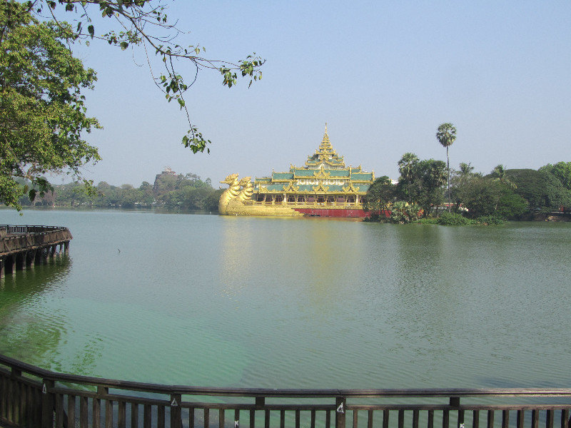 Kandawgyi See mitten in Yangon