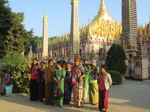 Pilger vor de Thanbodddhay-Pagode