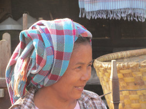 Frau mit Kopftuch