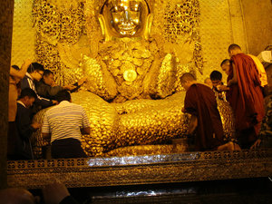Mahamuni Pagode, vergoldeter Buddha