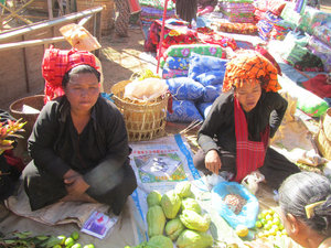 Morgenmarkt im Dorf Indein