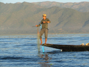 Fischer mit Einbeinruder am Inle-See