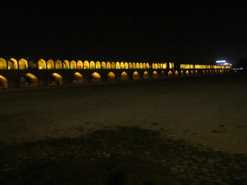 Historische 33-Bogen Brücke über den Zayandehrud