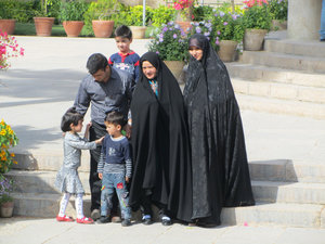 Iranische Familie in Hafiz´Mausoleum