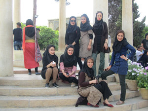 Junge Iranerinnen in Hafiz´Mausoleum
