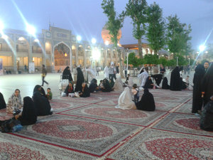 Pilgerinnen in der Moscheeanlage