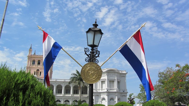 De vlag van Paraguay lijkt wel erg op die van Nederland!