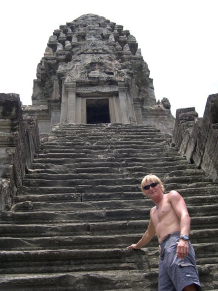 The hellish steps of Angkor Wat