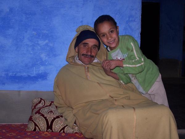 El tal Azzou con su hijo, Farid, un motero en ciernes