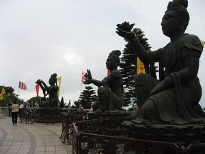 The relatively small statues surrounding the Buddha.