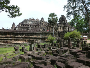 Angkor Thom (Baphuon) - across the ruins