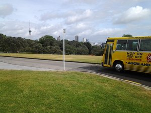 uitzicht vanaf museum Auckland met pittoreske hop on hop off bus