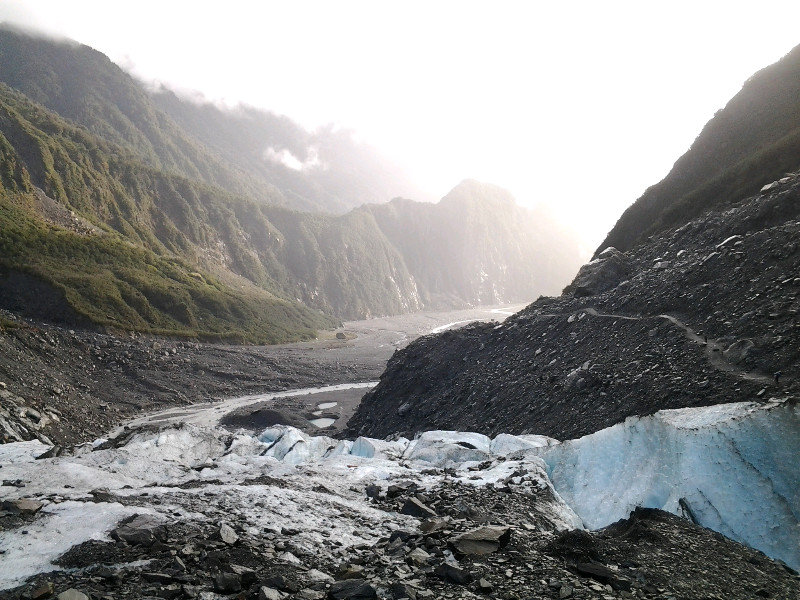Staande op het ijs van de gletsjer rond een uur of vier in de middag. De zon scheen prachtige de vallei binnen. 