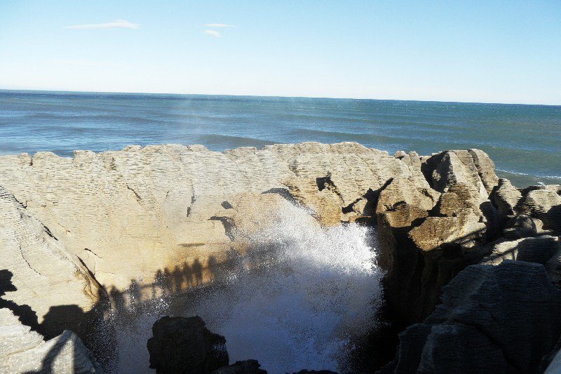 de befaamde 'Pancake Rocks'. Bij vloed wordt het zeewater in nauwe rotsholten geperst en er aan de andere kant soms uitgespoten. dat geeft een spectaculair effect. De pannenkoeken verwijzen naar de verschillende laagjes waaruit deze rotsen zijn opgebouwd