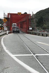 Een bizarre one lane bridge. Bedoeld voor alle verkeer, inclusief treinen
