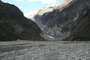 Over het pad dat door de terugtrekkende gletsjer is gemaakt