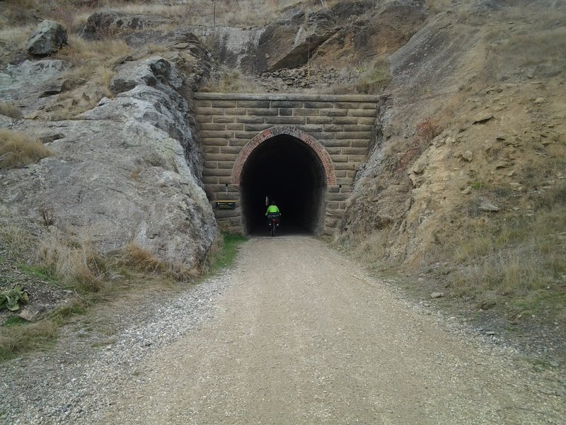 Veerle rijdt alvast de tunnel binnen op de Otago Central Rail Trail