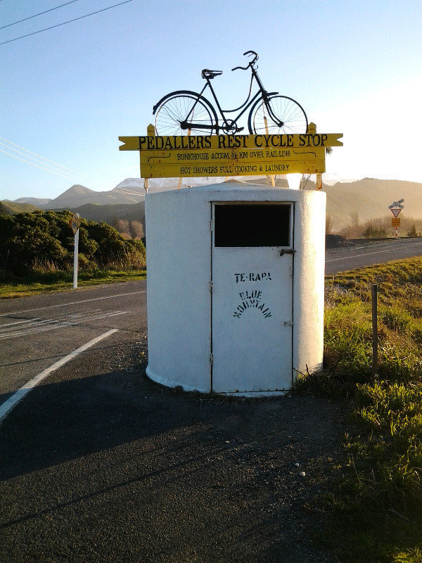 Een originele en onder fietsers in Nieuw Zeeland beroemde tussenstop in Pedallers Rest:-)