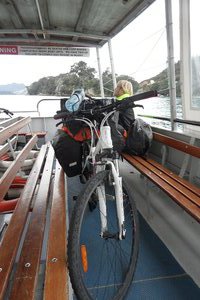 een beetje gedoe maar dan past de fiets best op de kleine ferry naar Whitianga