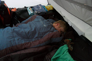 Dirk in diepe slaap in de tent