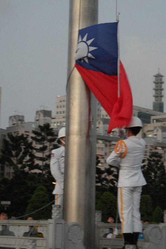Strijken van de vlag ceremonie deel twee. 
