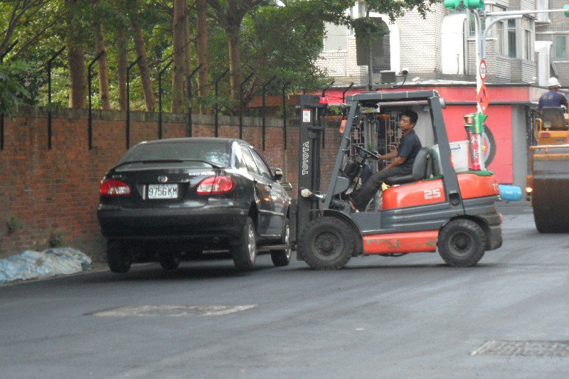 De Taiwanese manier van een auto wegslepen
