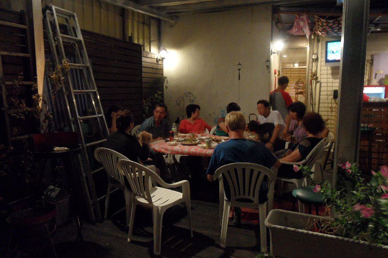 Bij ons eerste hostel buiten Taipei,in Tamsui, mochten we met de familie van de eigenaar meeeten. Erg lekker en vriendelijk. Jammer genoeg was ons Taiwanees te mager om een fatsoenljke conversatie op gang te houden