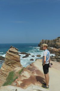 Bijzondere rotsformaties aan de noordoostelijke kust van Taiwan. Dirk is op zoek naar schaduw